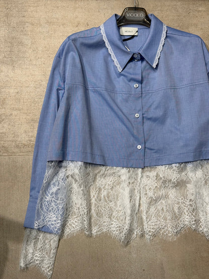 Camicia corta azzurra con pizzo